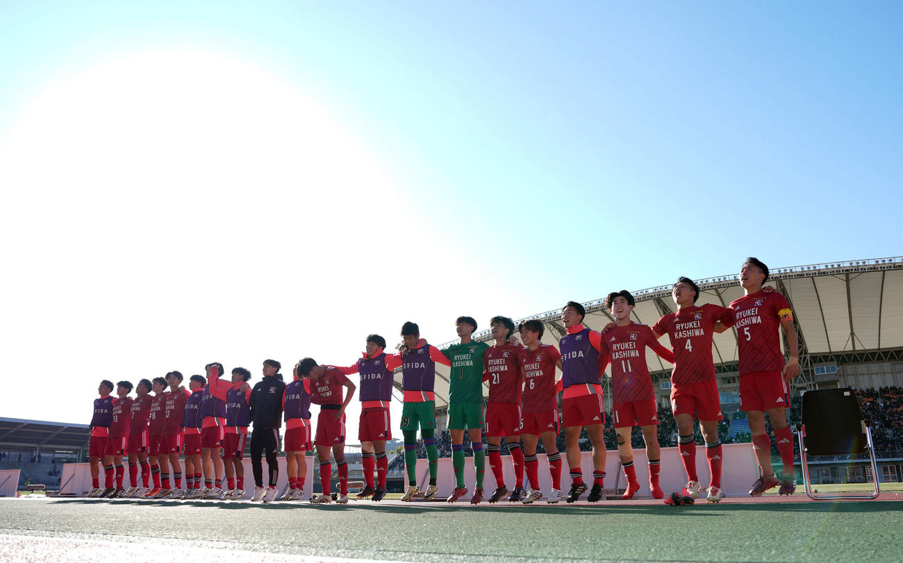 流通経大柏対佐賀東　佐賀東に大勝し、応援団とともに勝利のダンスをする流通経大柏イレブン（撮影・たえ見朱実）