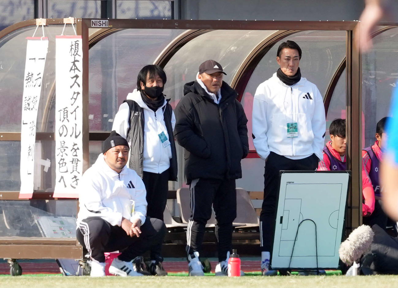 流通経大柏対佐賀東　戦況を見つめる流通経大柏の南コーチ（右端）と榎本監督（左端）（撮影・たえ見朱実）