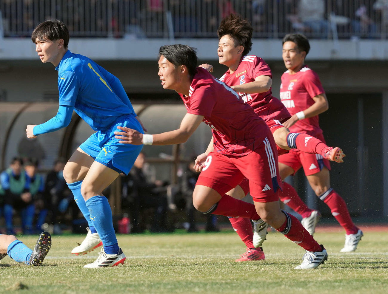 流通経大柏対佐賀東　前半、先制ゴールを決める流通経大柏・山野（右から2人目）（撮影・たえ見朱実）