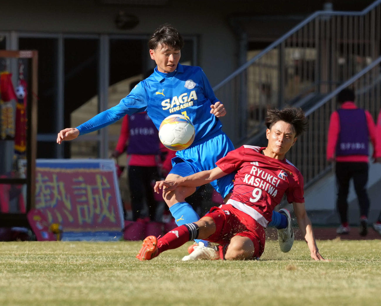 流通経大柏対佐賀東　前半、相手選手と競る流通経大柏・山野（右）（撮影・たえ見朱実）