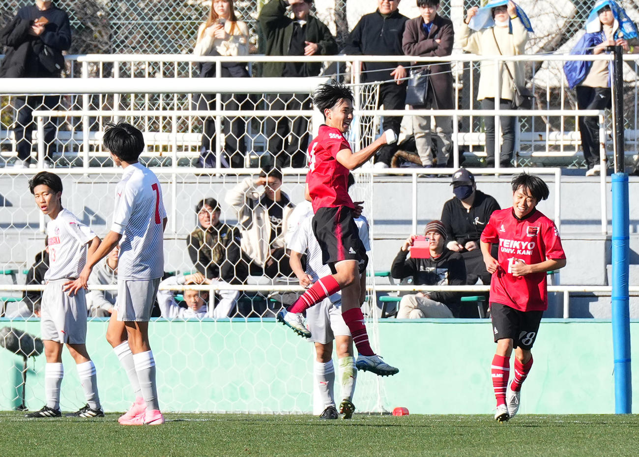 帝京大可児対大分鶴崎　後半、ゴールを決め、ジャンプする帝京大可児・青木嘉宏（中央）（撮影・菅敏）