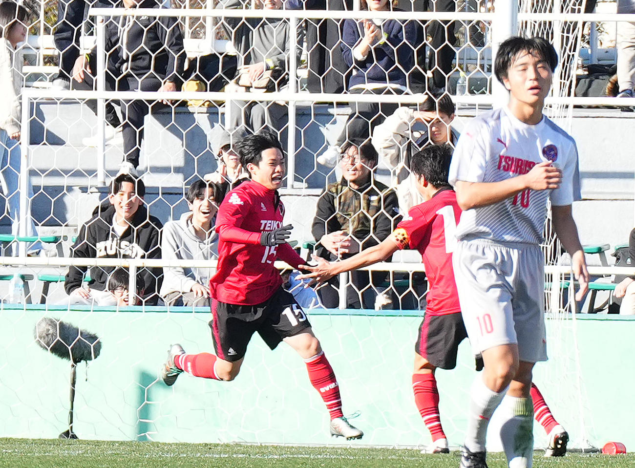 帝京大可児対大分鶴崎　後半、ゴールを決め、雄たけびを上げる帝京大可児・鶴見（左）（撮影・菅敏）