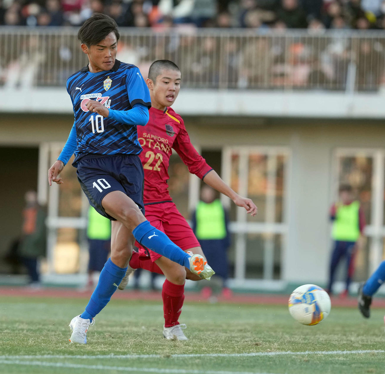 札幌大谷対大津　後半、ゴールを決める大津・嶋本（撮影・たえ見朱実）