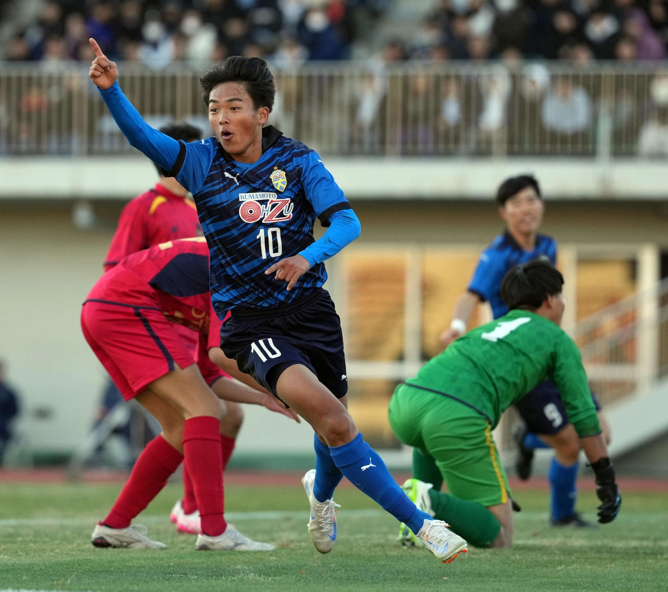 札幌大谷対大津　後半、ゴールを決め笑顔を見せる大津・嶋本（撮影・たえ見朱実）