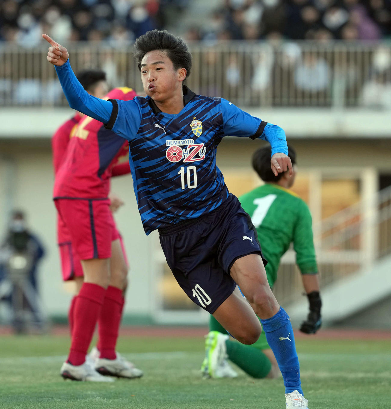 札幌大谷対大津　後半、ゴールを決めた大津・嶋本（撮影・たえ見朱実）