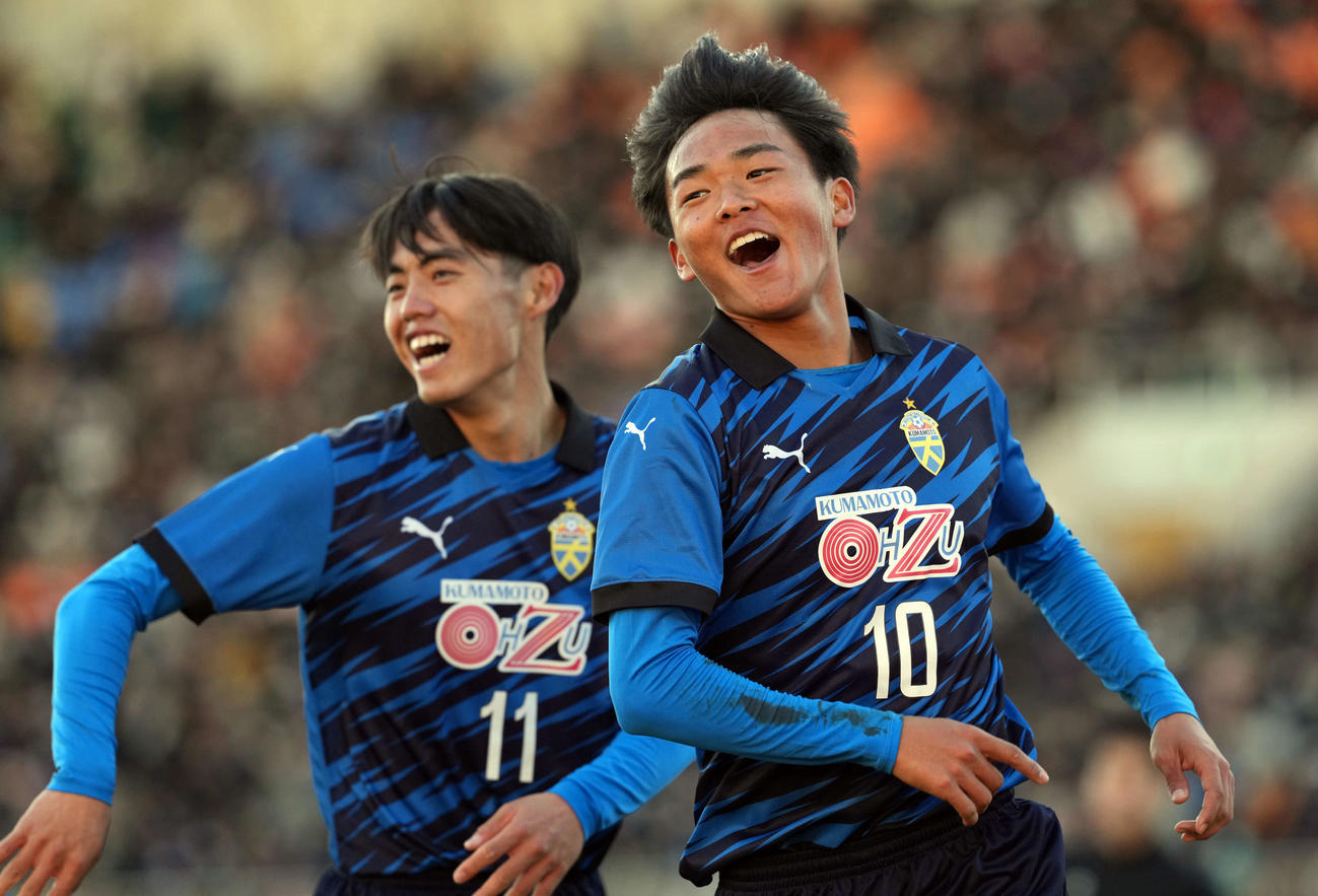 札幌大谷対大津　後半、ゴールを決め喜ぶ大津・嶋本（右）（撮影・たえ見朱実）