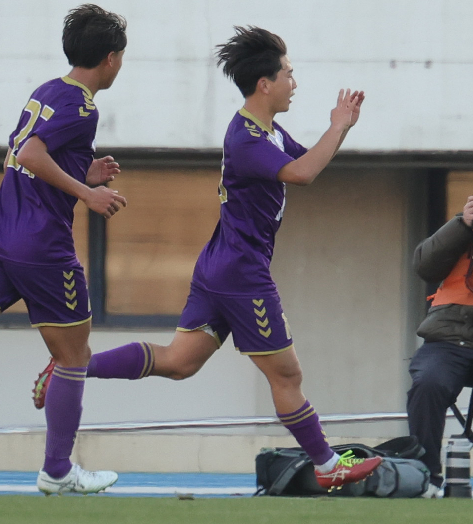 津工対堀越　後半、ゴールを決め喜ぶ堀越・三鴨（撮影・野上伸悟）