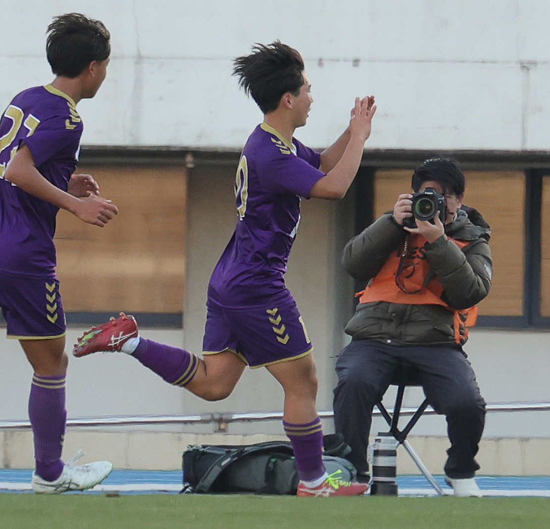 津工対堀越　後半、ゴールを決め喜ぶ堀越・三鴨（撮影・野上伸悟）