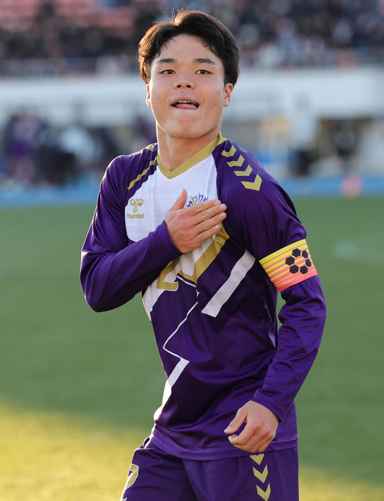 津工対堀越　勝利し、応援団の前で胸のマークを押さえる堀越・竹内主将（撮影・野上伸悟）