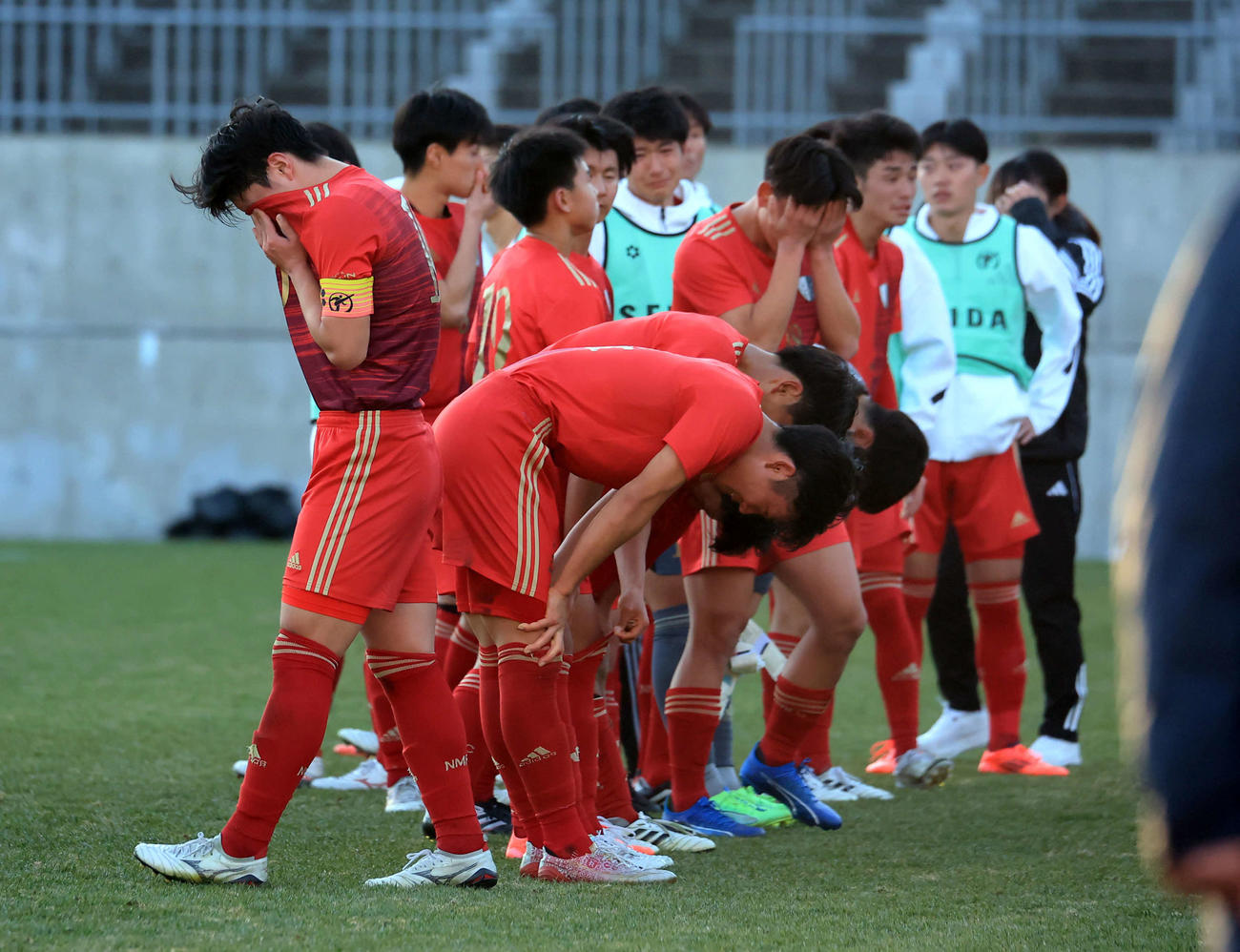 阪南大高対新潟明訓　0－6の大敗でがっくりの新潟明訓イレブン（撮影・浅見桂子）