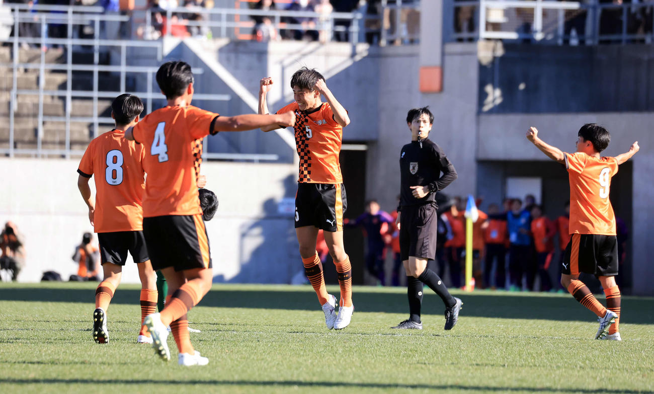 青森山田対高川学園　2－1で青森山田を破りガッツポーズで喜ぶ高川学園イレブン（撮影・浅見桂子）