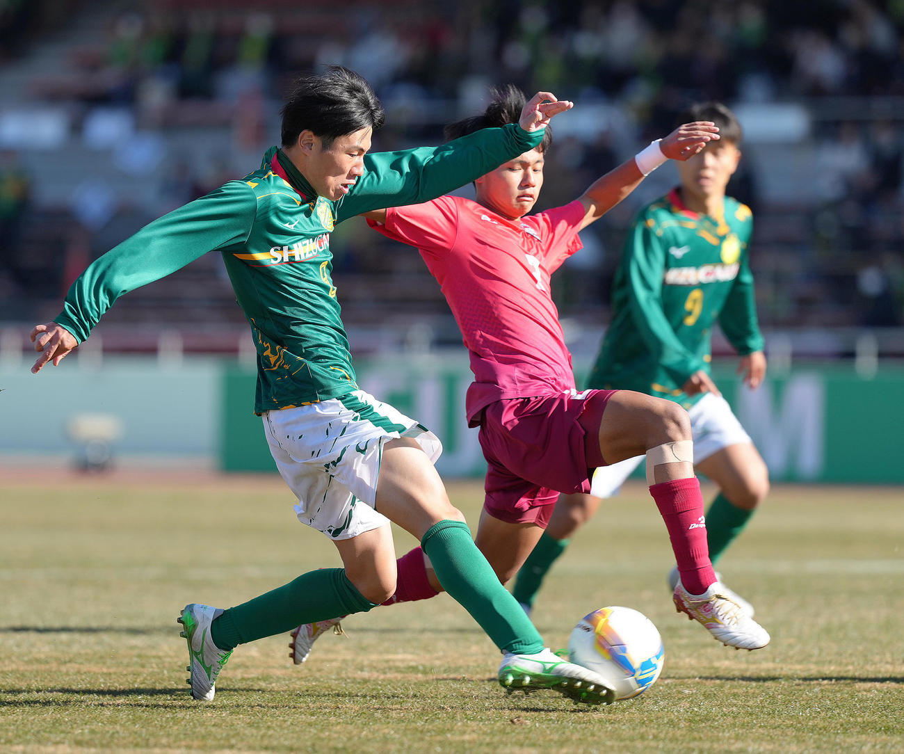 静岡学園対高知　前半、先制ゴールを決める静岡学園・天野（左）（撮影・足立雅史）