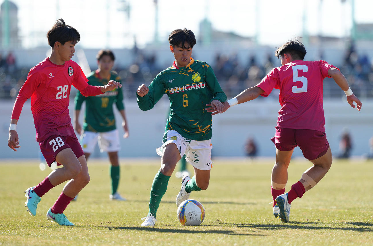 静岡学園対高知　後半、ドリブル突破をはかる静岡学園・野田（中央）（撮影・足立雅史）