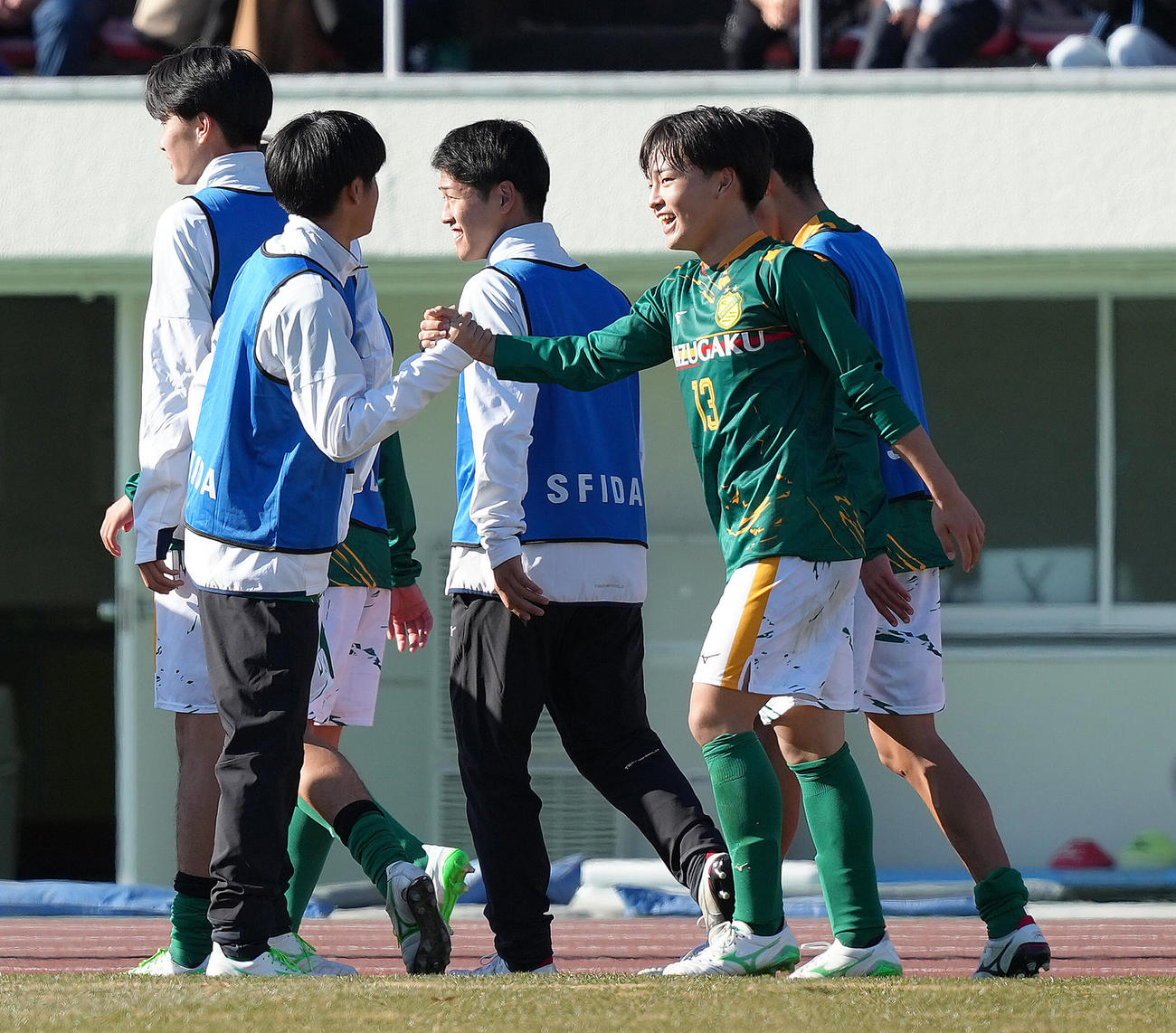 静岡学園対高知　後半、追加点を奪い笑顔を見せる静岡学園・篠塚（右）（撮影・足立雅史）