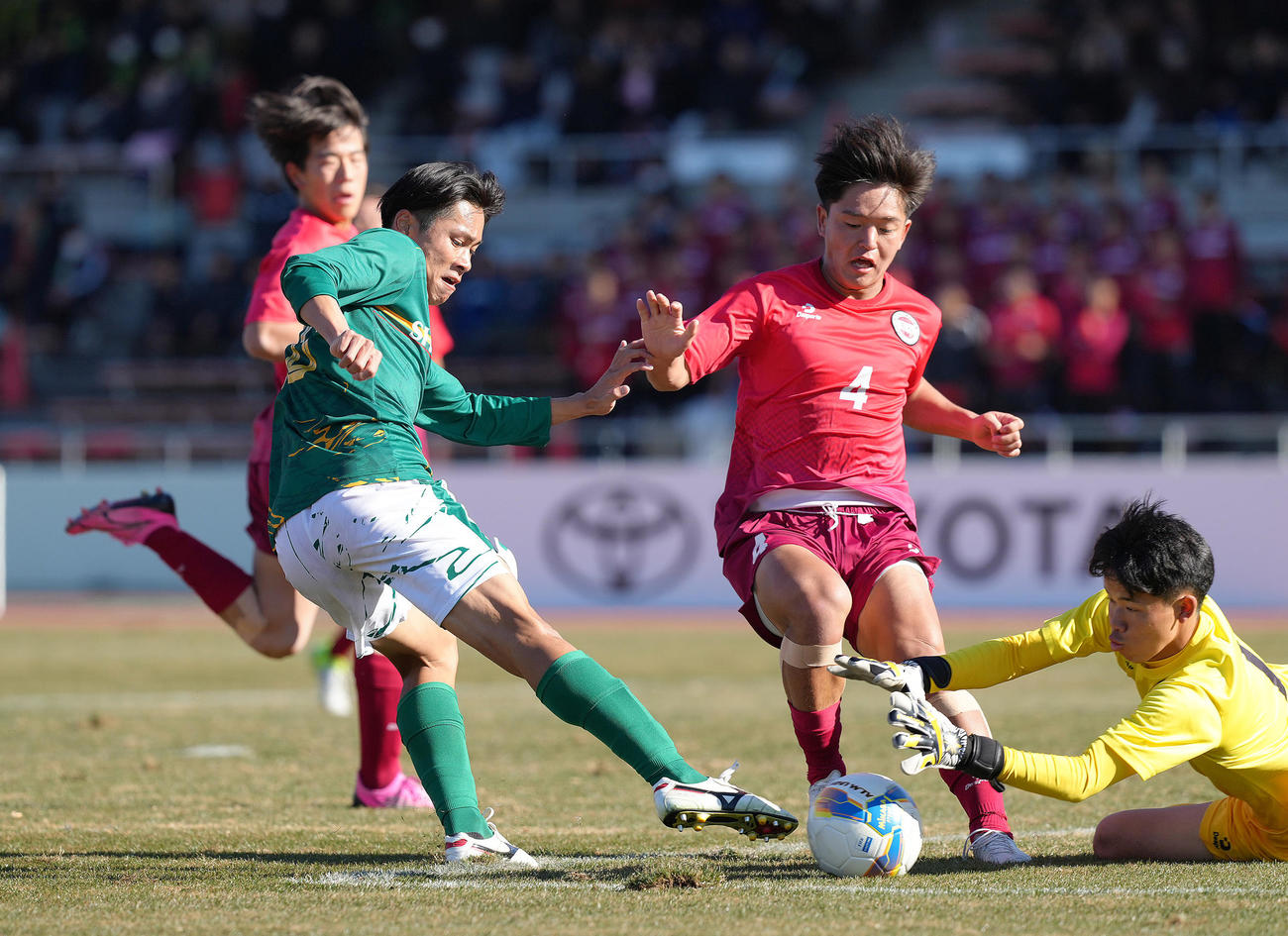 静岡学園対高知　前半、シュートを放つ静岡学園・堀川（左）（撮影・足立雅史）
