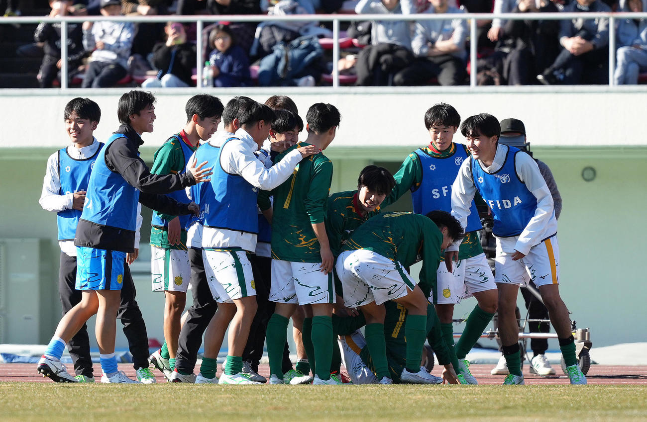 静岡学園対高知　後半、静岡学園・篠塚の追加点に喜ぶ選手ら（撮影・足立雅史）