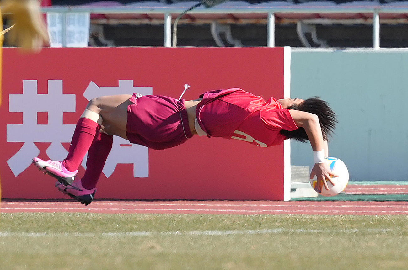 静岡学園対高知　前半、ハンドスプリングスローでボールを送る高知・西森（撮影・足立雅史）