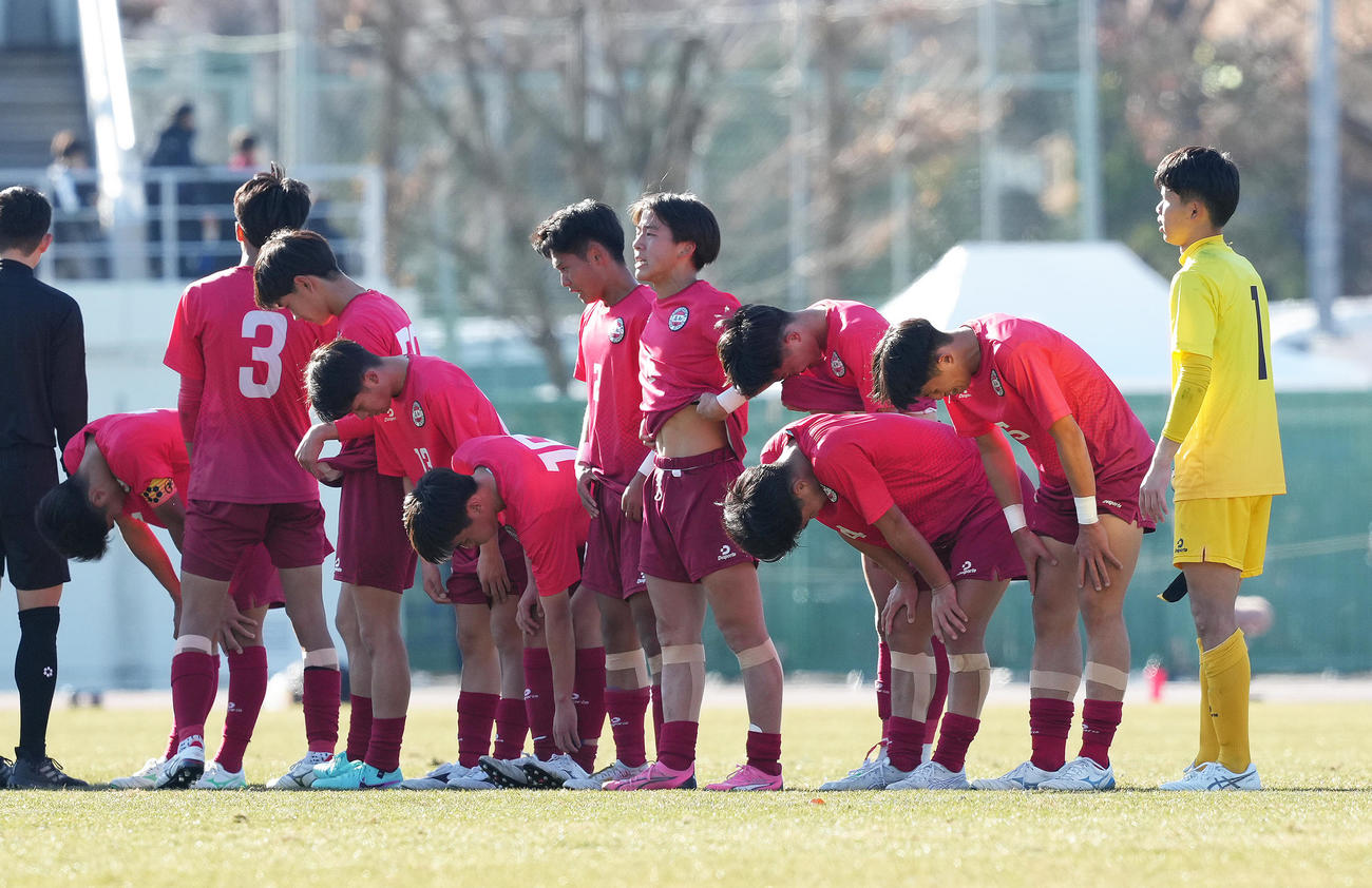 静岡学園対高知　静岡学園に敗れた高知の選手たち（撮影・足立雅史）