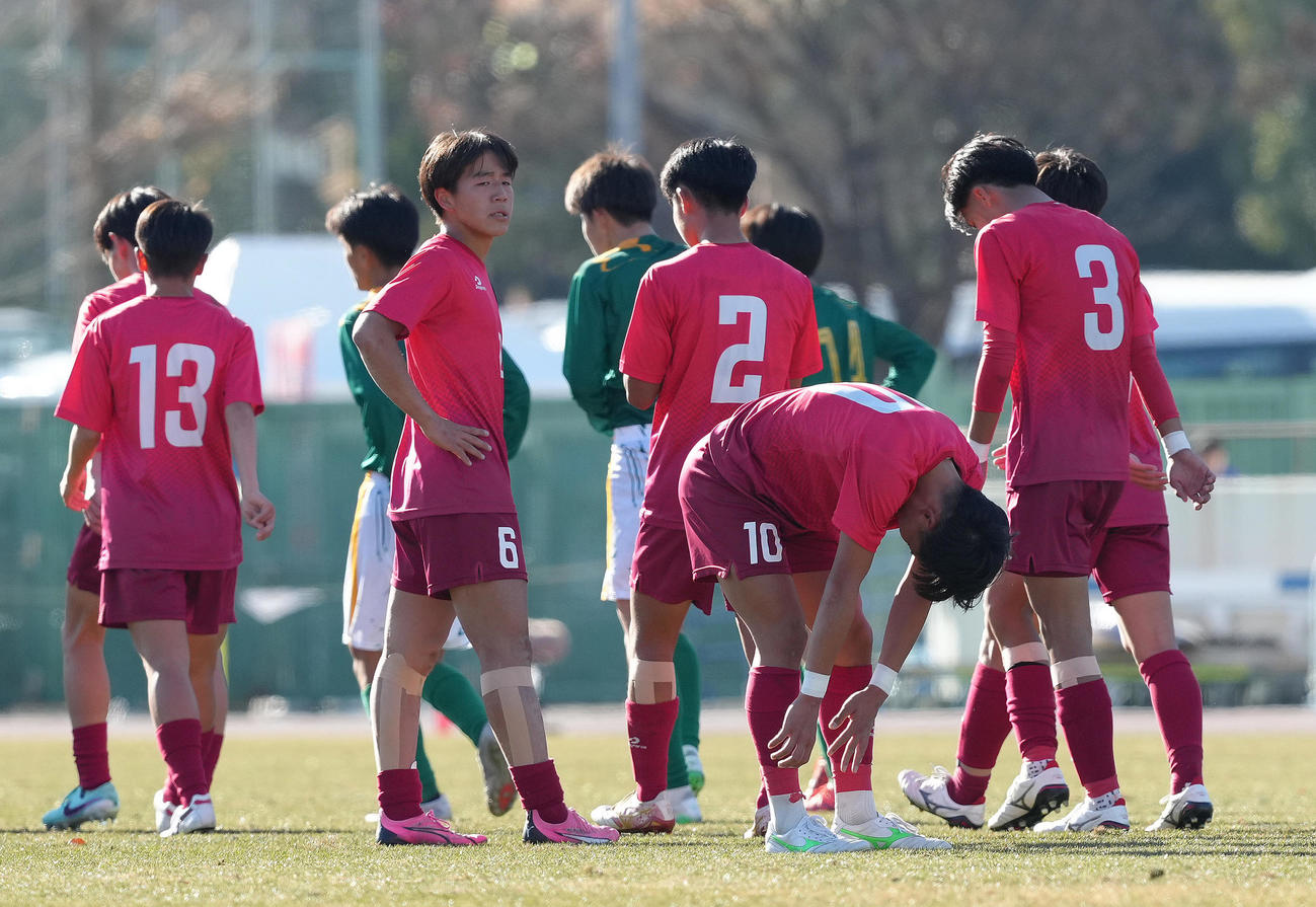 静岡学園対高知　静岡学園に敗れた高知の選手たち（撮影・足立雅史）