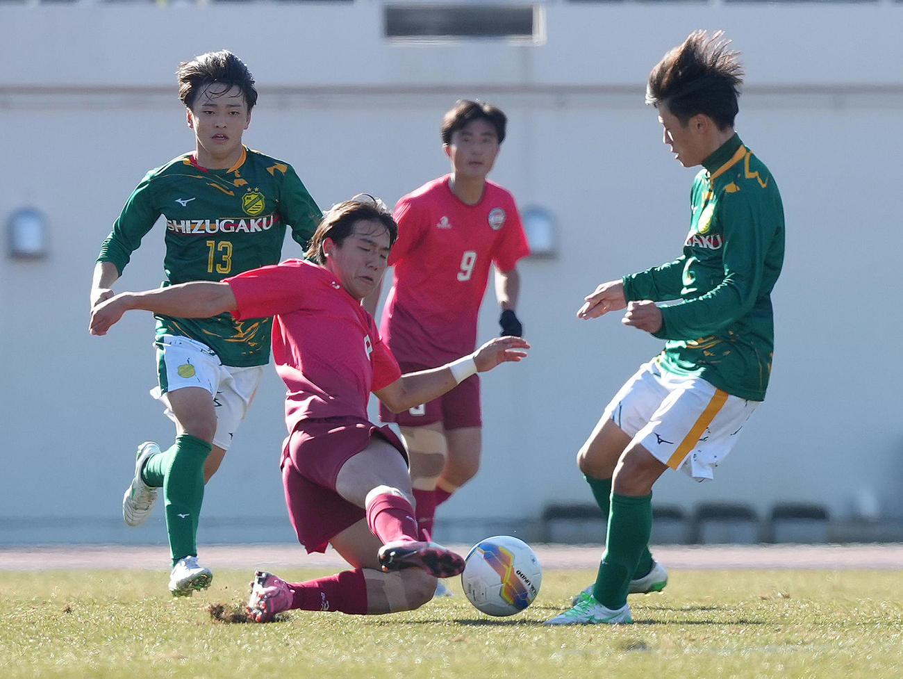 静岡学園対高知　プレスをかける高知・西森（中央）（撮影・足立雅史）