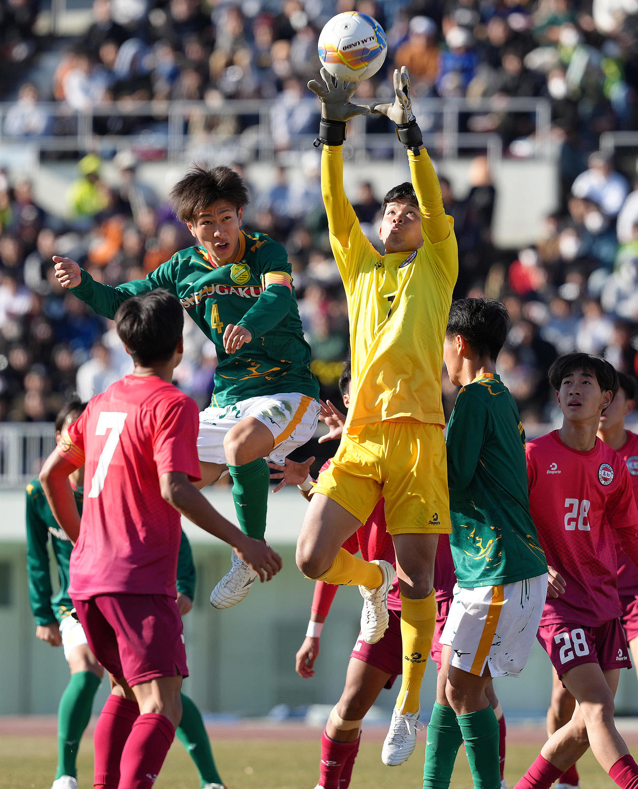 静岡学園対高知　後半、競り合う静岡学園・岩田（左）と高知GK山下（撮影・足立雅史）