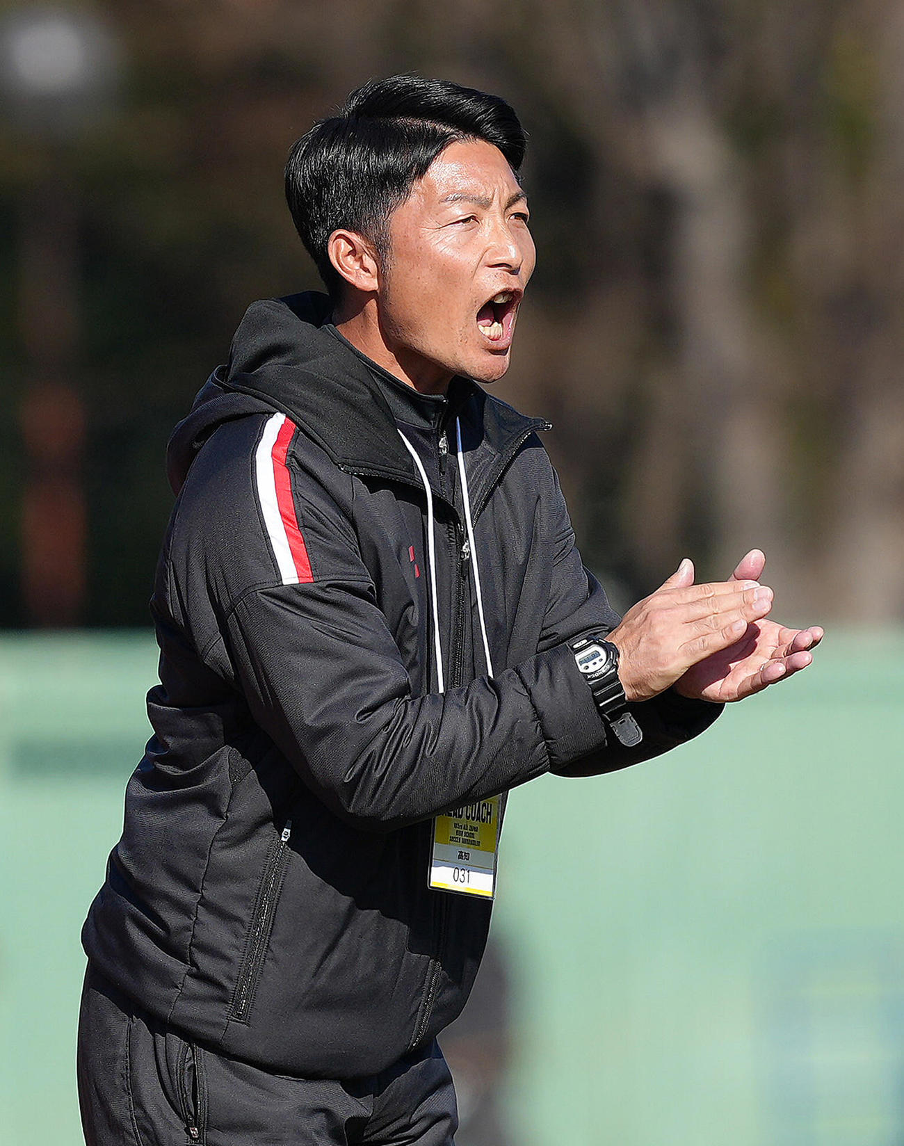 静岡学園対高知　前半、選手に声をかける高知・大坪監督（撮影・足立雅史）