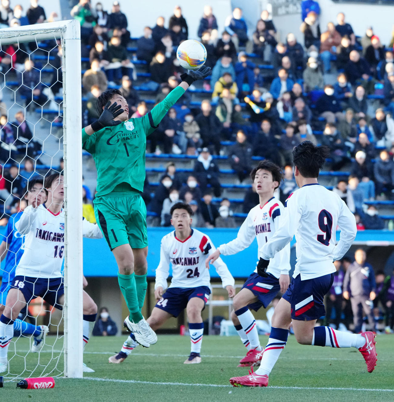 東北学院対滝川二　後半、クリアする東北学院GK橋本（左）（撮影・江口和貴）