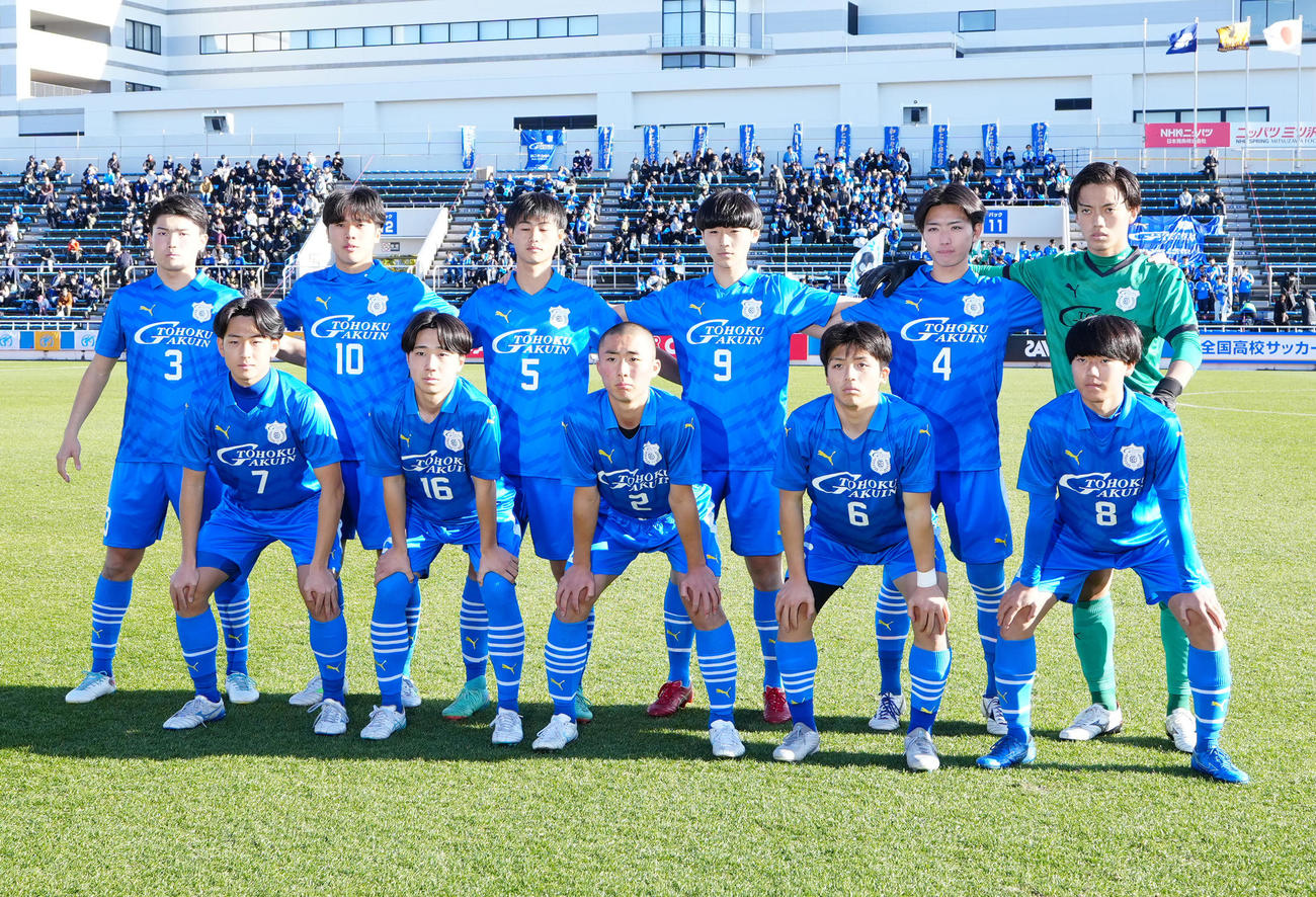 東北学院対滝川二　試合前、集合写真に納まる東北学院の選手たち（撮影・江口和貴）