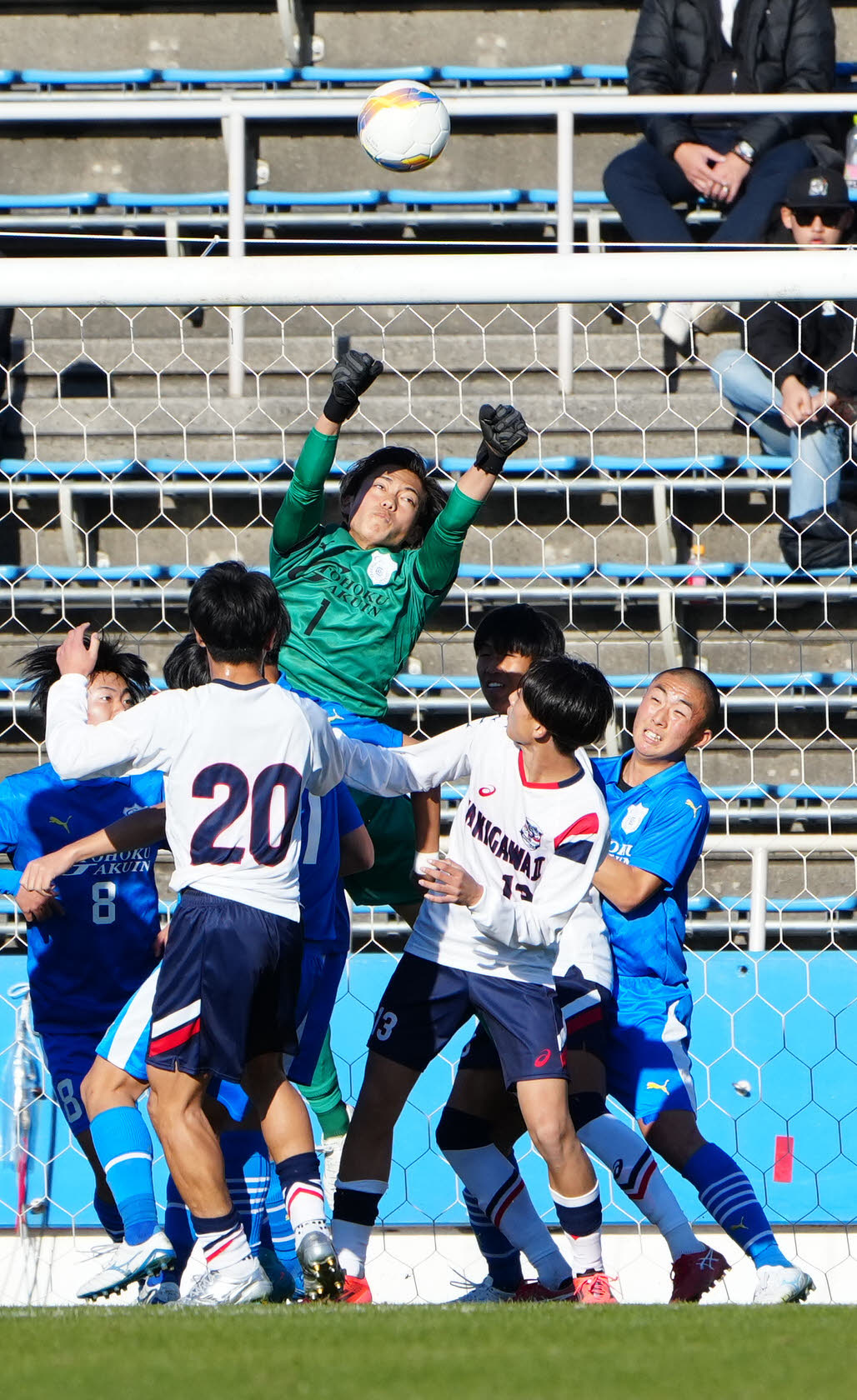 東北学院対滝川二　前半、パンチングでクリアする東北学院GK橋本（中央）（撮影・江口和貴）