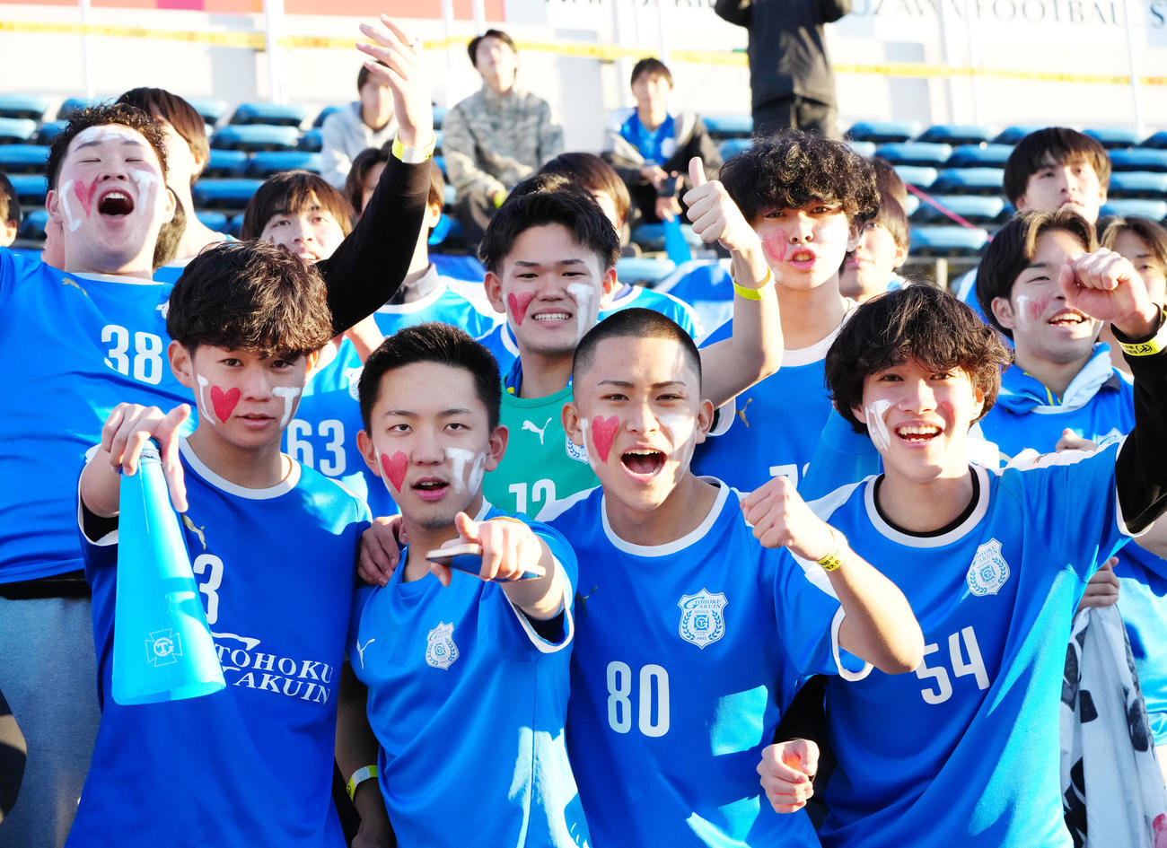 東北学院対滝川二　試合後、盛り上がる東北学院の応援席（撮影・江口和貴）