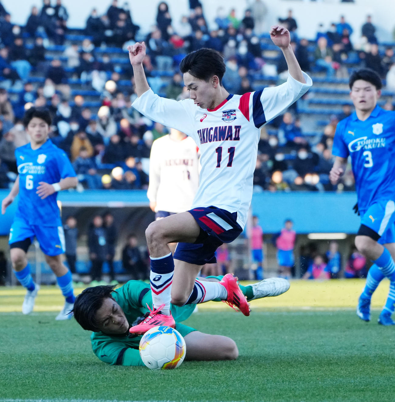 東北学院対滝川二　後半、ボールを止める東北学院GK橋本（下）。上は滝川二・松元（撮影・江口和貴）