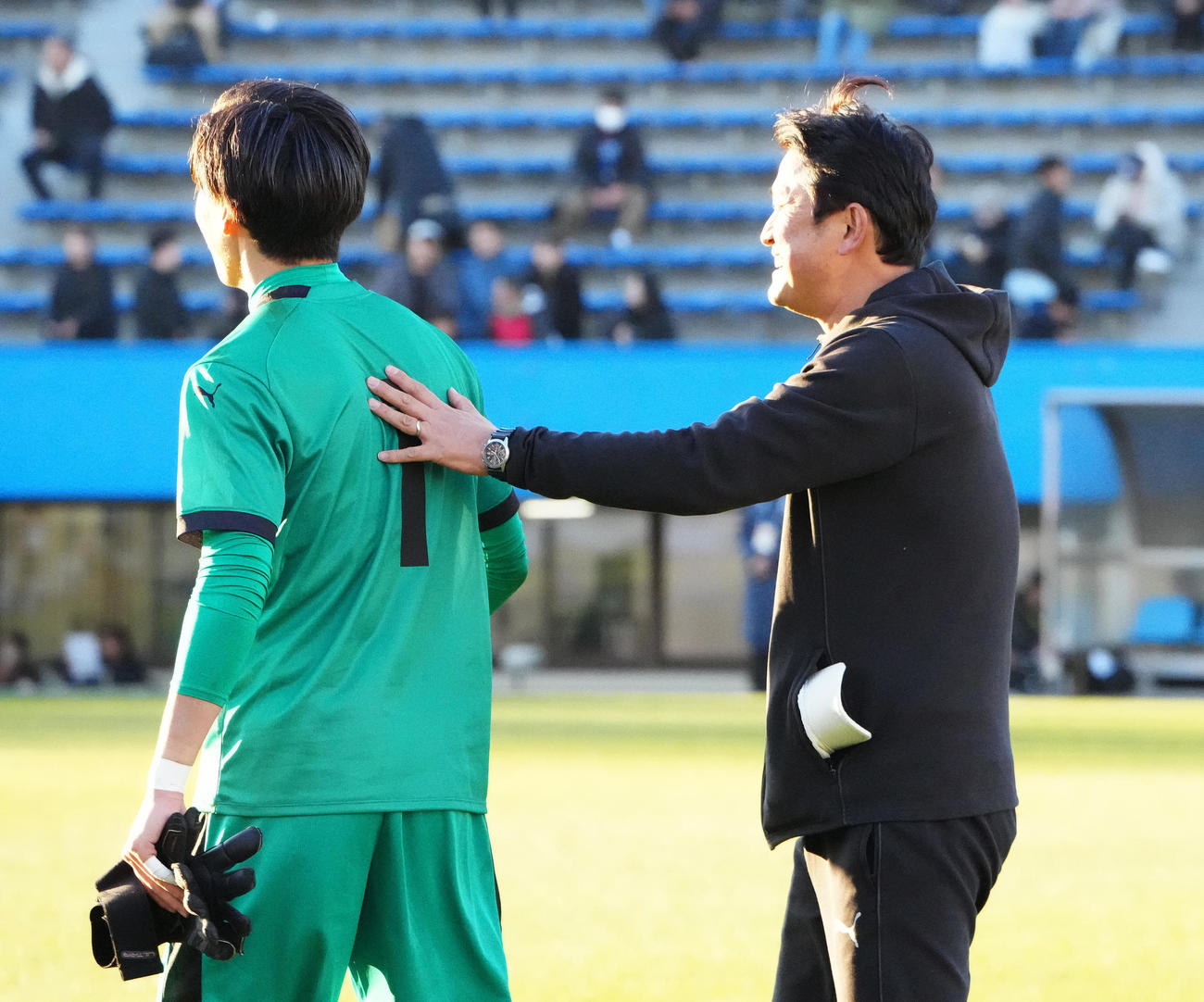 東北学院対滝川二　試合後、息子の脩礼（左）をねぎらう東北学院・橋本監督（撮影・江口和貴）
