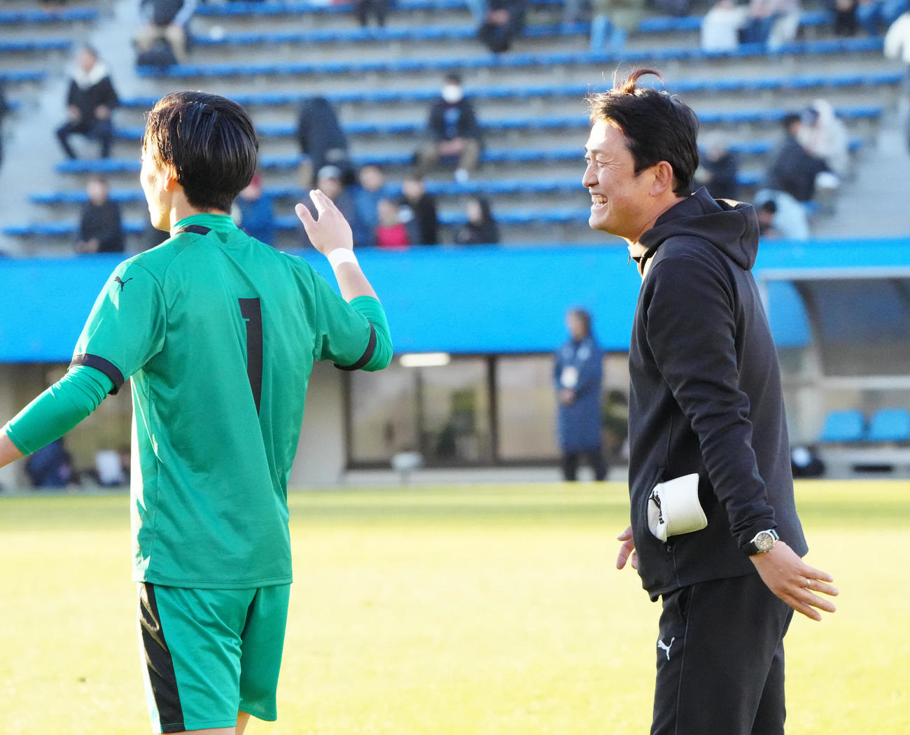 東北学院対滝川二　試合後、息子の脩礼（左）をねぎらい、笑顔を見せる東北学院・橋本監督（撮影・江口和貴）