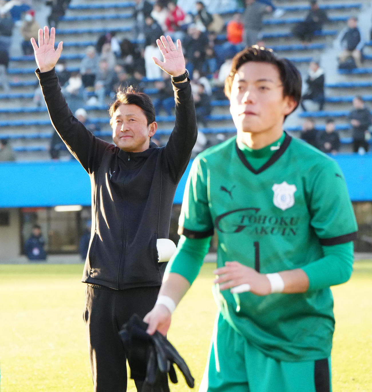 東北学院対滝川二　試合後、応援席にあいさつする東北学院の橋本監督。右は息子のGK橋本（撮影・江口和貴）