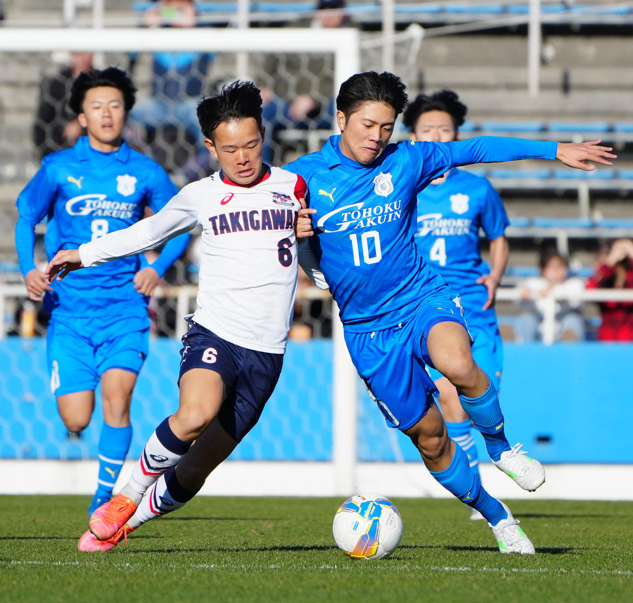 東北学院対滝川二　前半、競り合う東北学院・佐藤（右）と滝川二・川上（撮影・江口和貴）