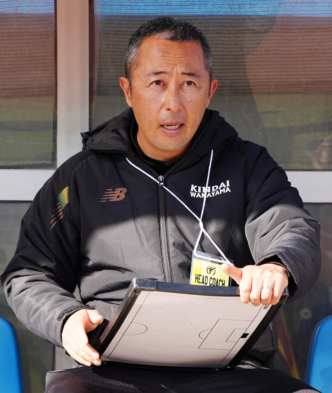 明秀学園日立対近大和歌山　試合前、ベンチに座る近大和歌山の藪監督（撮影・江口和貴）
