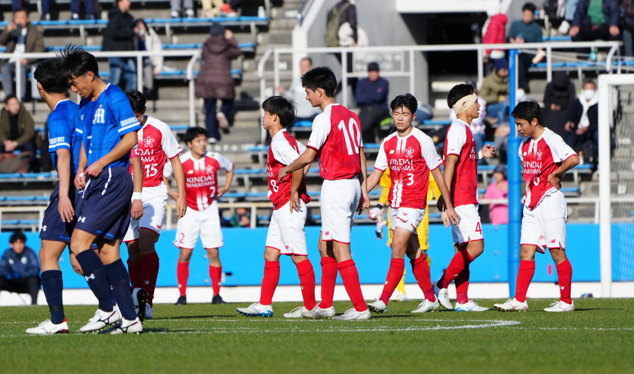 明秀学園日立対近大和歌山　試合終了のホイッスルを聞き、厳しい表情を見せる近大和歌山の選手たち（撮影・江口和貴）