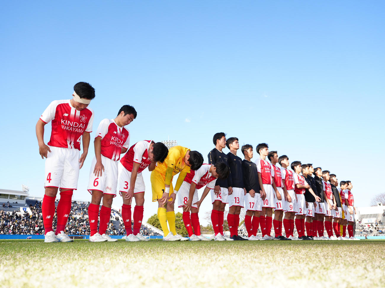明秀学園日立対近大和歌山　試合後、応援席にあいさつする近大和歌山の選手たち（撮影・江口和貴）