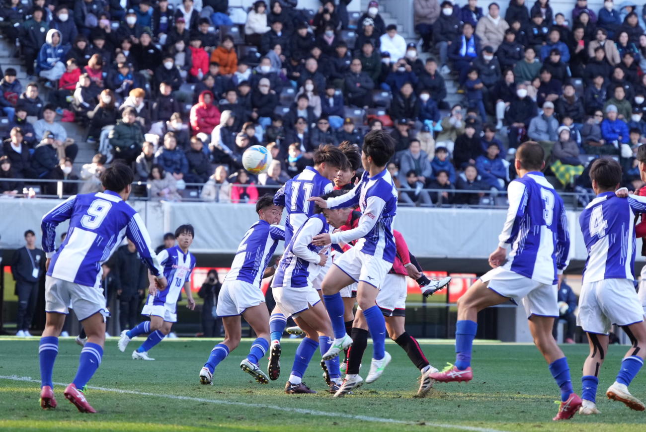 矢板中央対日章学園　後半、日章学園・高岡（中央）はヘディングシュートを放つもゴールならず（撮影・小沢裕）
