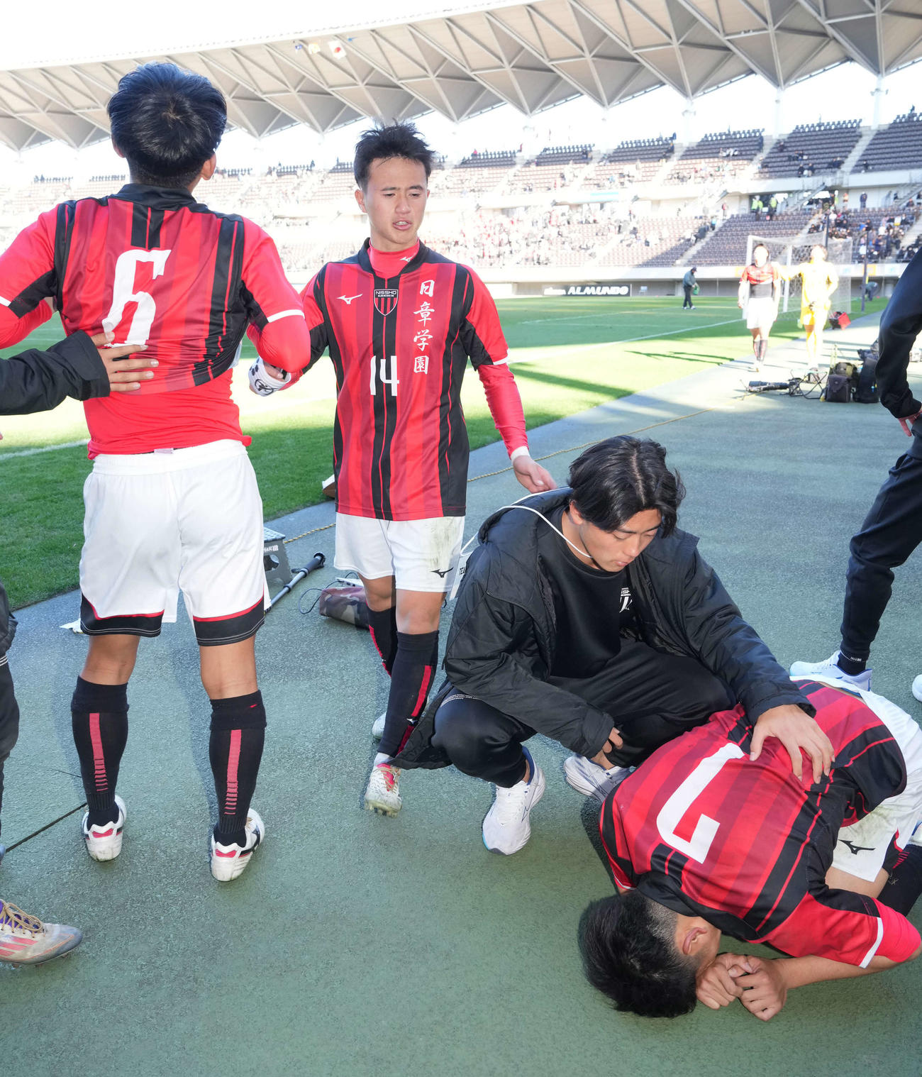 矢板中央対日章学園　2回戦で敗退しがっくりする高岡（中央）ら日章学園イレブン（撮影・小沢裕）