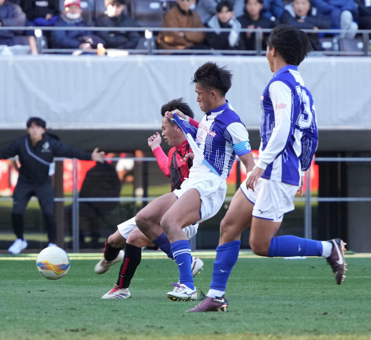 矢板中央対日章学園　後半、日章学園・高岡（左）はシュートを放つもゴールならず（撮影・小沢裕）