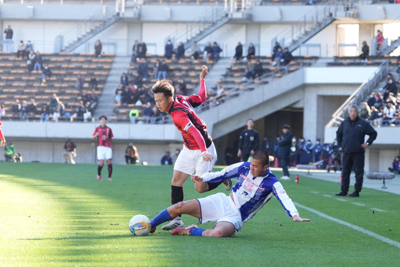 矢板中央対日章学園　前半、矢板中央・永井（右）と競り合う日章学園・高岡（撮影・小沢裕）