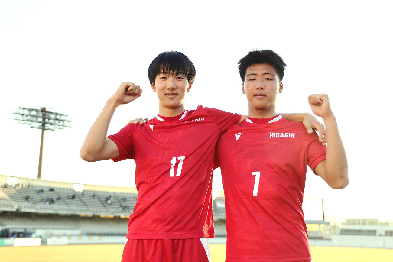 東福岡対正智深谷　勝利を喜ぶ東福岡の新貝（左）と稗田（撮影・足立雅史）