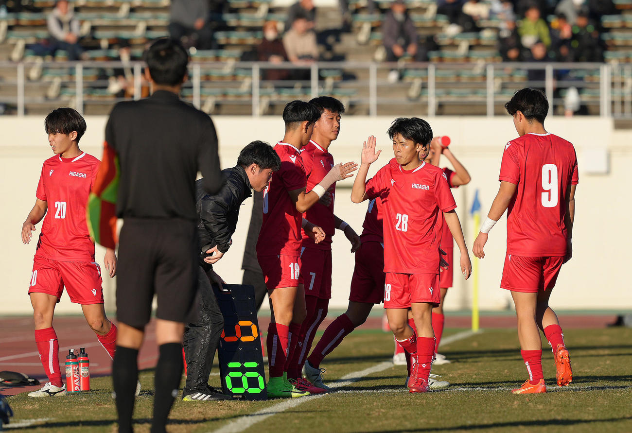東福岡対正智深谷　後半、3人を同時交代する東福岡（撮影・足立雅史）