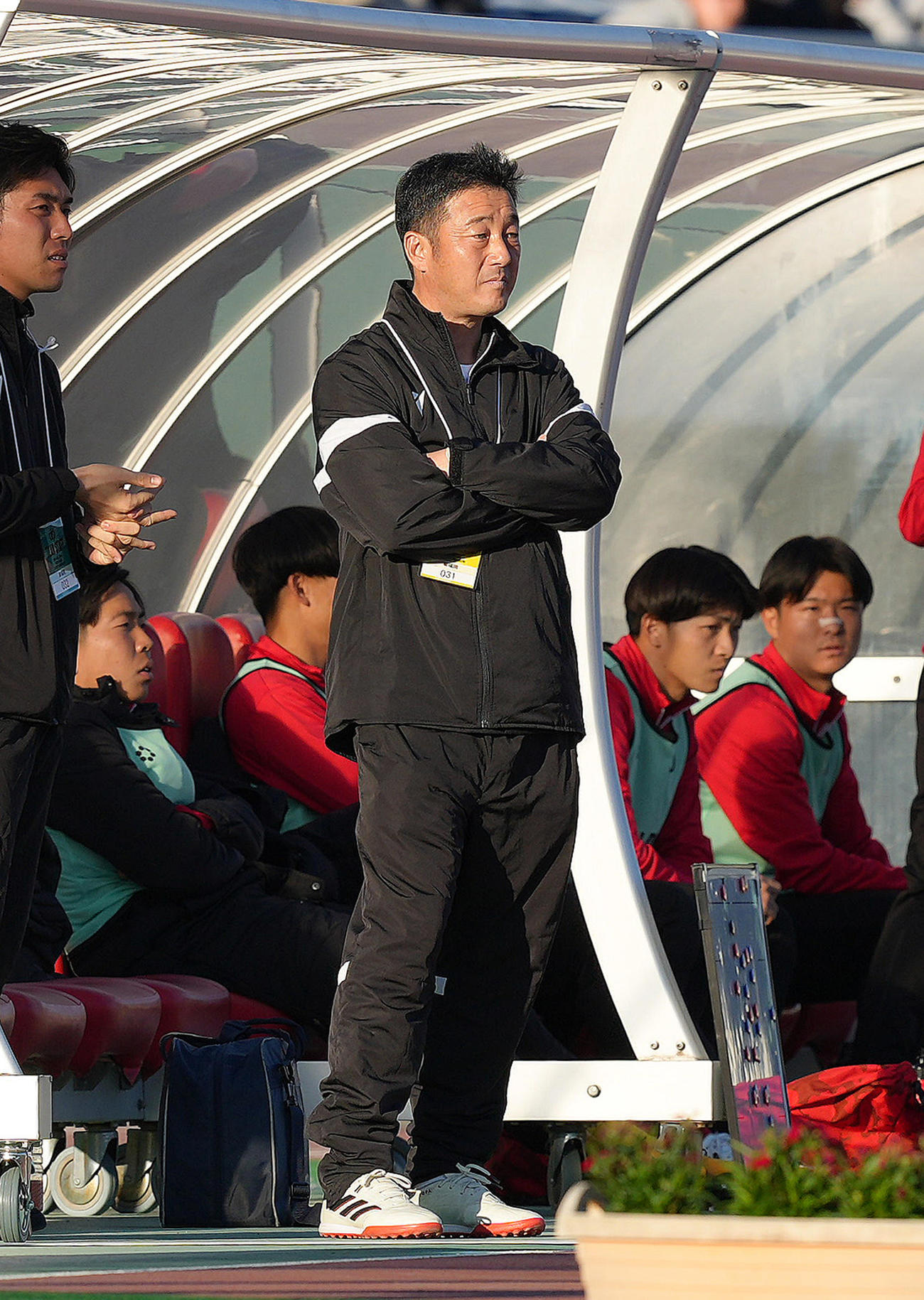 東福岡対正智深谷　戦況を見つめる東福岡・平岡監督（撮影・足立雅史）