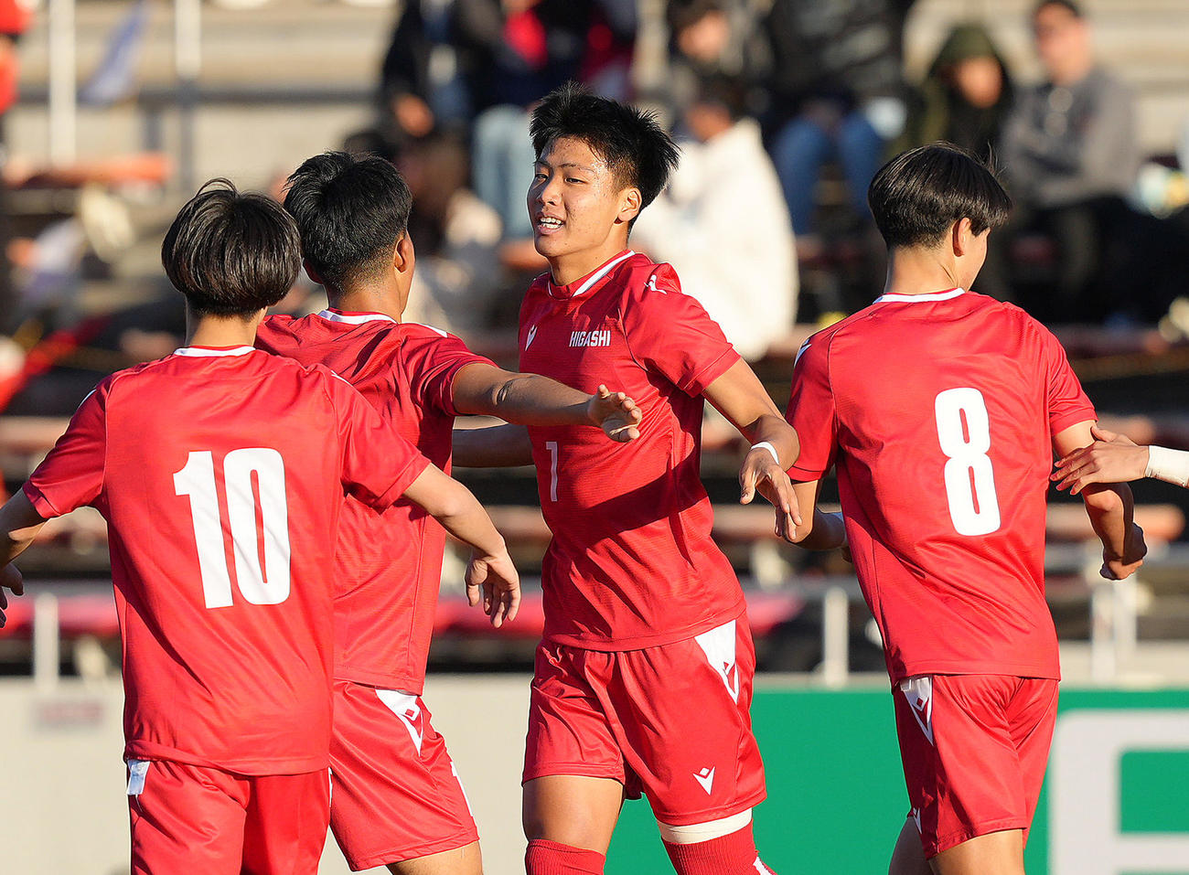 東福岡対正智深谷　後半、先制ゴールを決め喜ぶ東福岡・稗田（中央）（撮影・足立雅史）