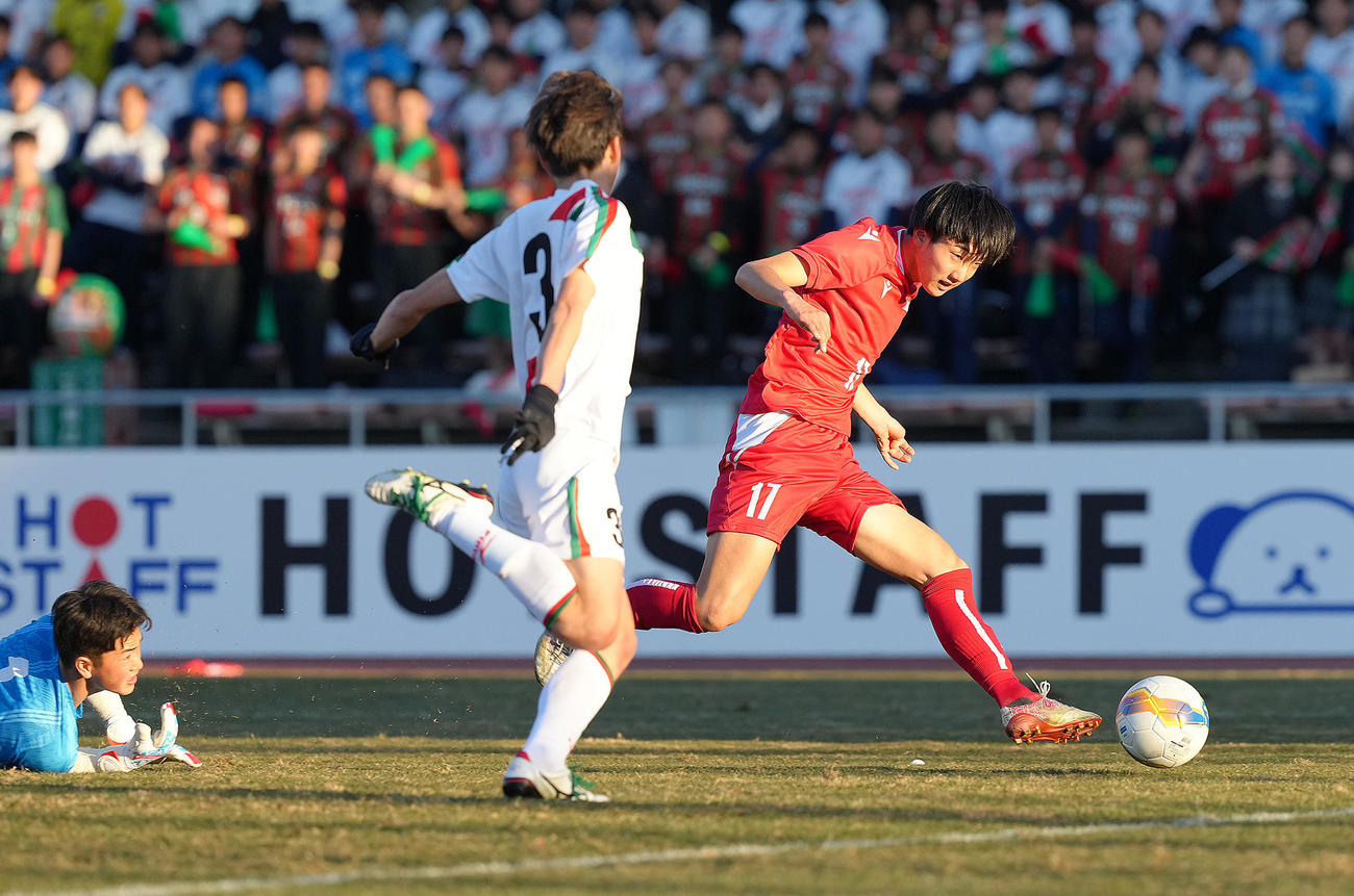 東福岡対正智深谷　後半、相手GKをかわしゴールを決める東福岡・新貝（右）（撮影・足立雅史）