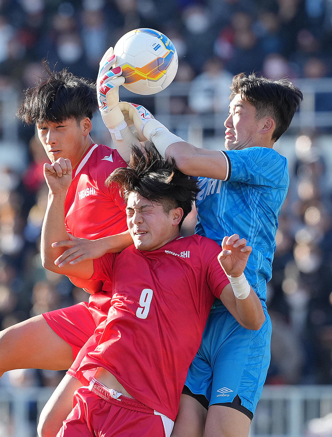 東福岡対正智深谷　前半、競り合う、左から東福岡の大坪、伊波、正智深谷GK森（撮影・足立雅史）