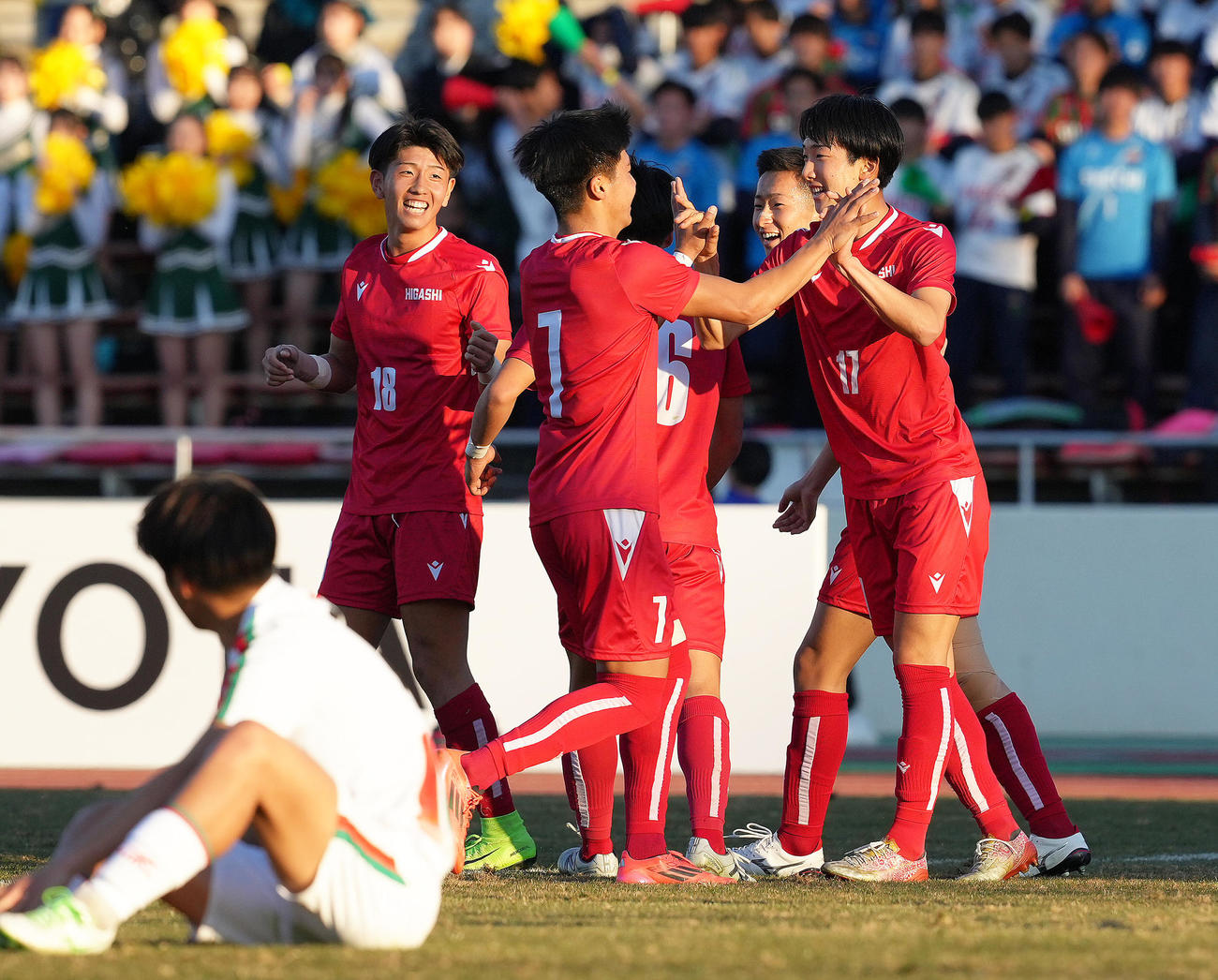 東福岡対正智深谷　後半、ゴールを決め喜ぶ東福岡・新貝（右端）（撮影・足立雅史）