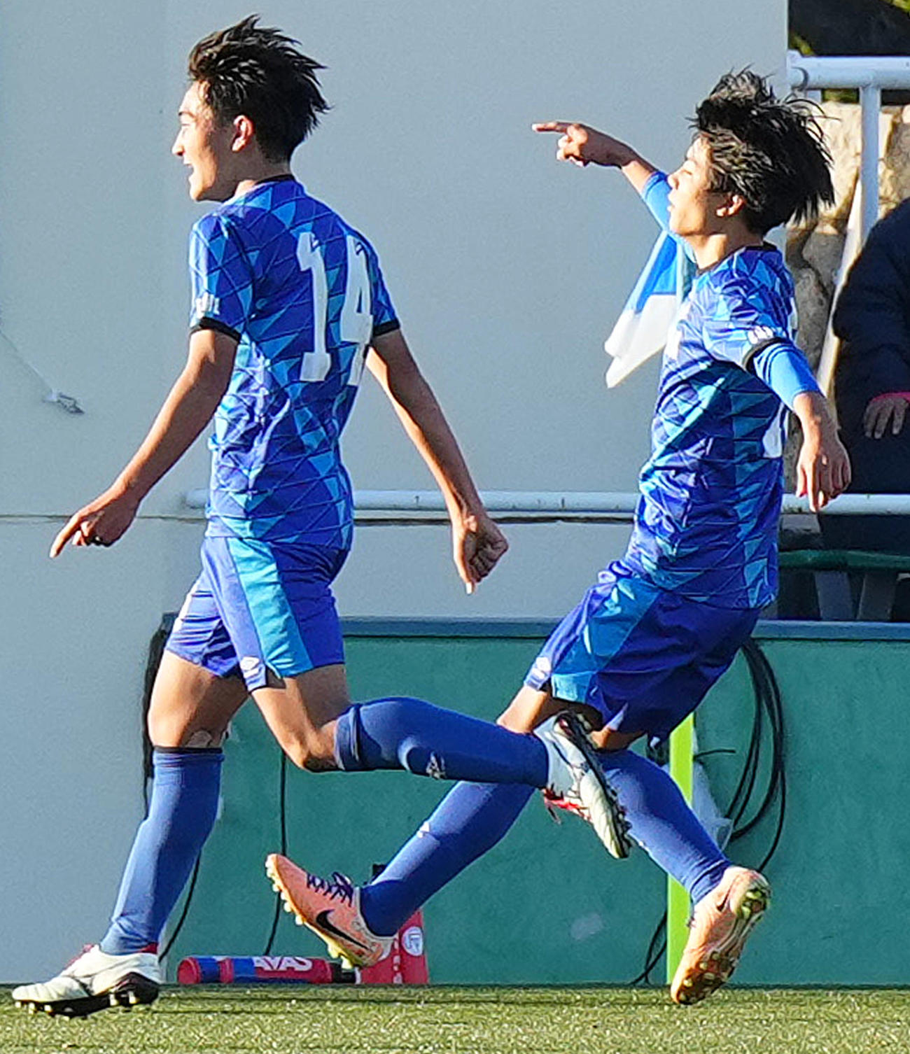 松山北対龍谷富山　後半、PKを決め、喜ぶ松山北・森（右）（撮影・菅敏）